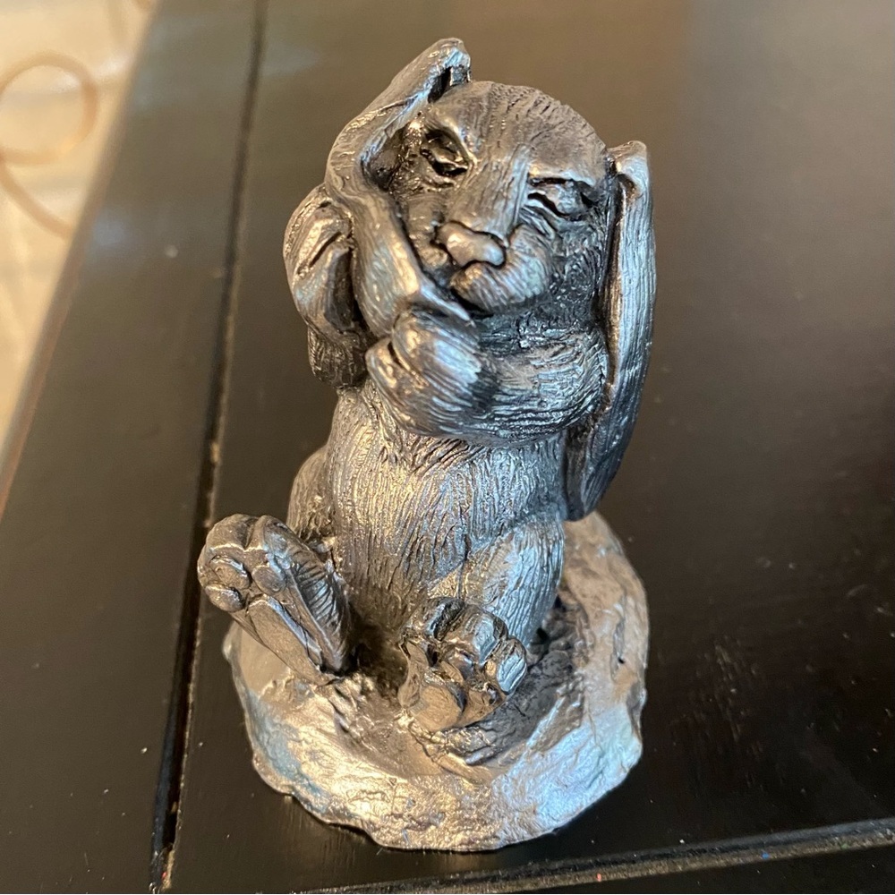 Vintage pewter rabbit pewter figurine, Michael Ricker 1984/1985, signed.